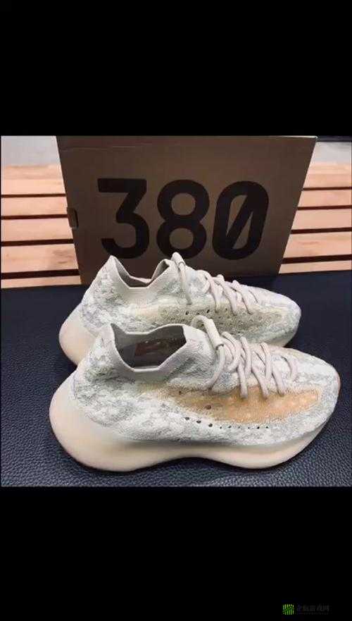 yeezy380 蜜桃粉与白色的时尚魅力