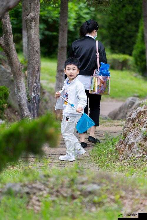 宝宝扶着水池乖乖让爸爸洗头：温馨亲子时刻